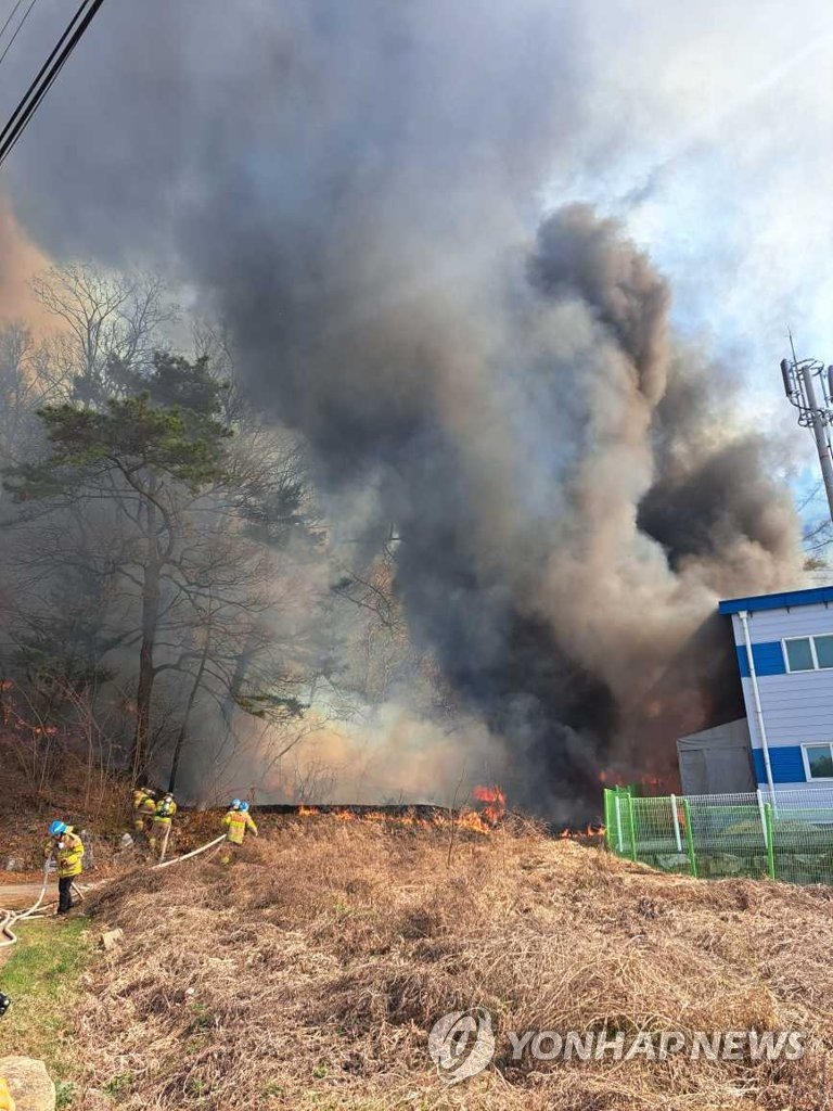 원주 봉산동 창고화재 산으로 번져…진화 중 원주 봉산동 창고화재 산으로 번져…진화 중 (원주=연합뉴스) 31일 오후 2시 38분께 강원 원주시 봉산동 한 창고에서 난 불이 인근 야산으로 옮겨붙어 산림 당국이 소방 당국 등과 진화 작업을 벌이고 있다. 현재까지 화재로 인해 다친 사람은 없다. 2023.3.31 [강원도소방본부 제공. 재판매 및 DB 금지] taetae@yna.co.kr (끝)