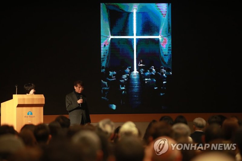 강연하는 세계적인 건축가 안도 다다오 강연하는 세계적인 건축가 안도 다다오 (원주=연합뉴스) 이재현 기자 = 세계적인 건축가 안도 다다오가 31일 강원 원주시 지정면 오크밸리 뮤지엄 산(SNA)에서 '꿈을 걸고 달려라'라는 주제로 강연하고 있다. 안도 다다오가 설계한 뮤지엄 산에서는 개관 10주년을 맞아 4월 1일부터 7월 30일까지 '안도 다다오-청춘' 개인전이 펼쳐진다. 2023.3.31 jlee@yna.co.kr (끝)