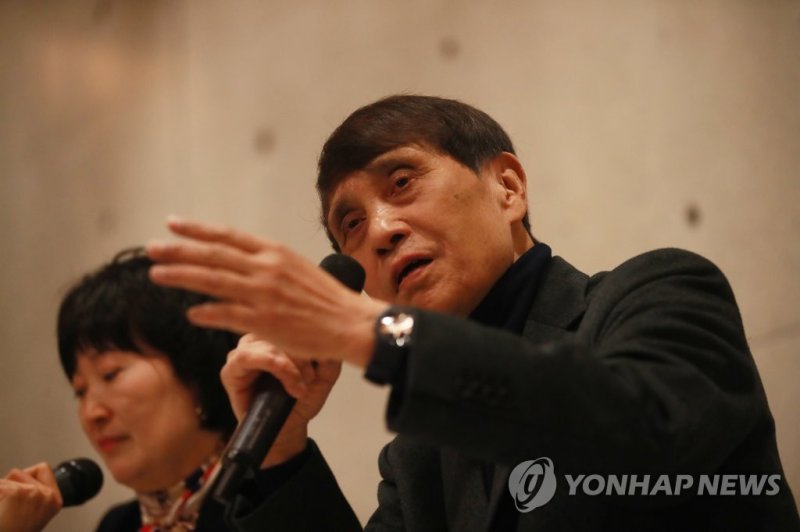 기자회견 하는 세계적인 건축가 안도 다다오 기자회견 하는 세계적인 건축가 안도 다다오 (원주=연합뉴스) 이재현 기자 = 세계적인 건축가 안도 다다오가 31일 강원 원주시 지정면 오크밸리 뮤지엄 산(SNA)에서 기자간담회를 하고 있다. 안도 다다오가 설계한 뮤지엄 산에서는 개관 10주년을 맞아 4월 1일부터 7월 30일까지 '안도 다다오-청춘' 개인전이 펼쳐진다. 2023.3.31 jlee@yna.co.kr (끝)