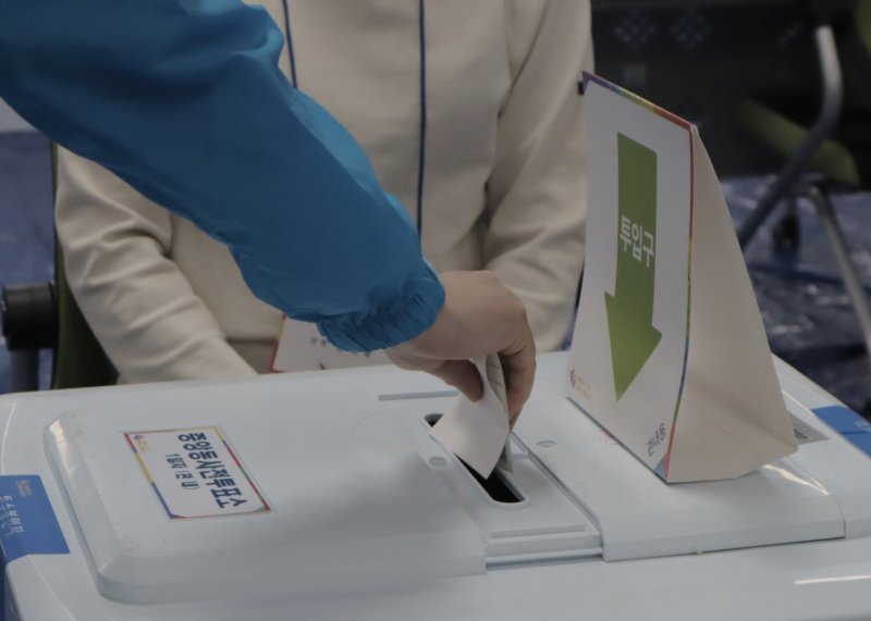 '2023 상반기 재·보궐선거’ 사전투표가 시작한 31일 충북 청주시 상당구 중앙동 청주도시재생지원센터에서 청주시 나선거구 보궐선거 사전투표가 진행되고 있다. 시민들이 소중한 한표를 행사하고 있다.2023.3.31/ⓒ 뉴스1 박건영 기자