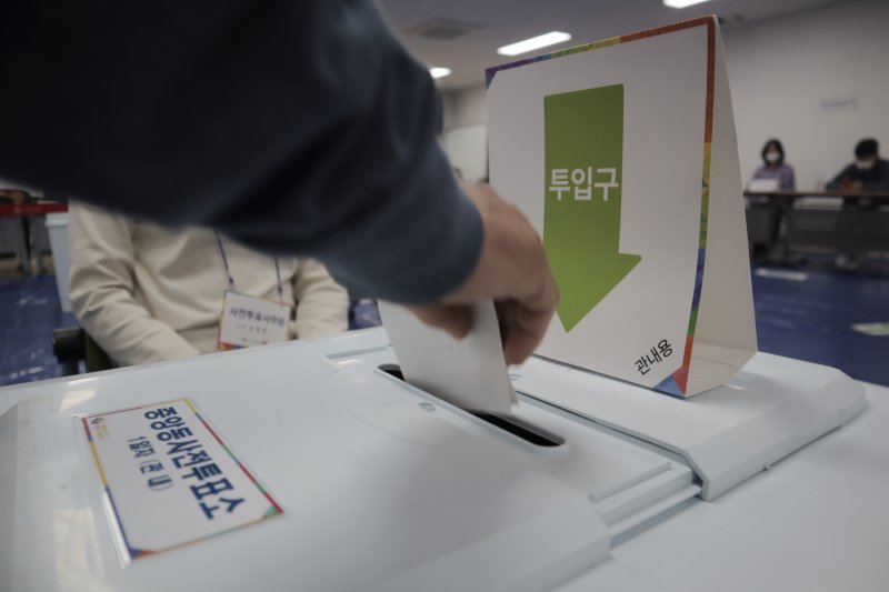 '2023 상반기 재·보궐선거’ 사전투표가 시작한 31일 충북 청주시 상당구 중앙동 청주도시재생지원센터에서 청주시 나선거구 보궐선거 사전투표가 진행되고 있다. 시민들이 소중한 한표를 행사하고 있다.2023.3.31/ⓒ 뉴스1 박건영 기자