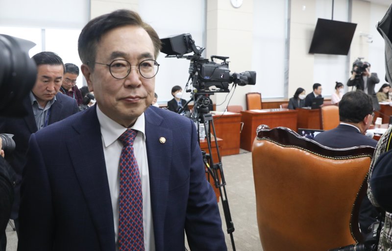 31일 서울 여의도 국회 교육위원회에서 열린 정순신 자녀 학교폭력 진상조사 및 학교폭력 대책 수립을 위한 청문회에서 서병수 국민의힘 의원이 의사 일정 변경안을 의결에 항의하며 퇴장하고 있다. 2023.3.31/뉴스1 ⓒ News1 허경 기자