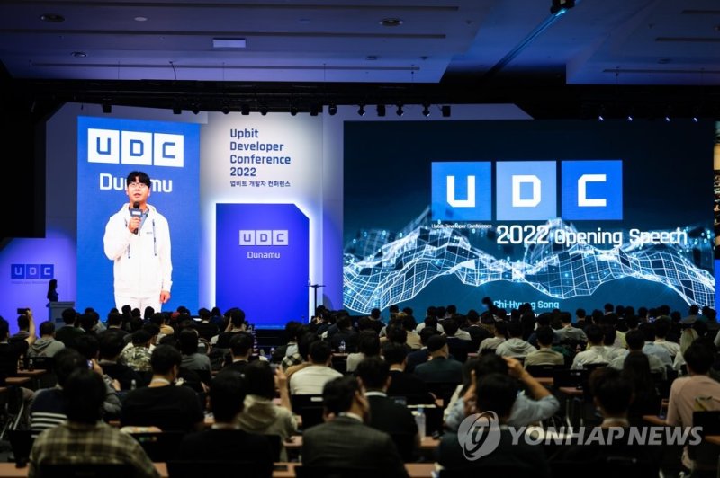 송치형 두나무 회장이 지난해 9월 부산항국제전시컨벤션센터(BPEX)에서 열린 '업비트 개발자 콘퍼런스(UDC) 2022'에서 개막을 알리는 오프닝 연설을 하고 있다. 연합뉴스 제공