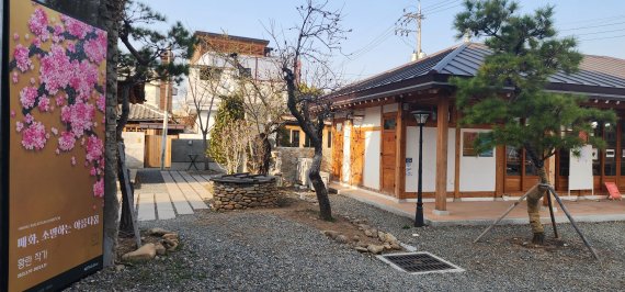 황란 작가의 '매화, 소멸하는 아름다움'전이 열리고 있는 인서리공원