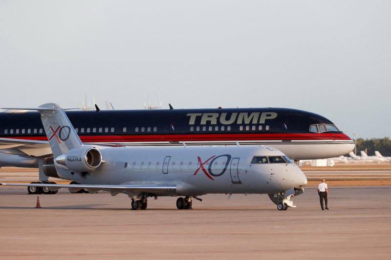 3월31일(현지시간) 미국 플로리다주 팜비치 국제공항에 도널드 트럼프 전 미 대통령의 보잉 757 전용기가 세워져있다.로이터연합뉴스