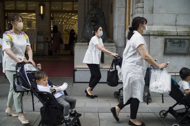 일본 도쿄의 한 백화점 앞을 지나가는 육아여성. 뉴시스