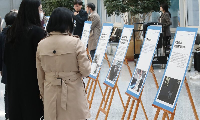 지난 3월 30일 서울 영등포구 여의도 국회 의원회관에서 열린 북한인권 위한 국제사회의 노력과 북한여성인권 사진 전시회에서 참석자들이 북한 인권 관련 사진을 살펴보고 있다. 사진=뉴스1