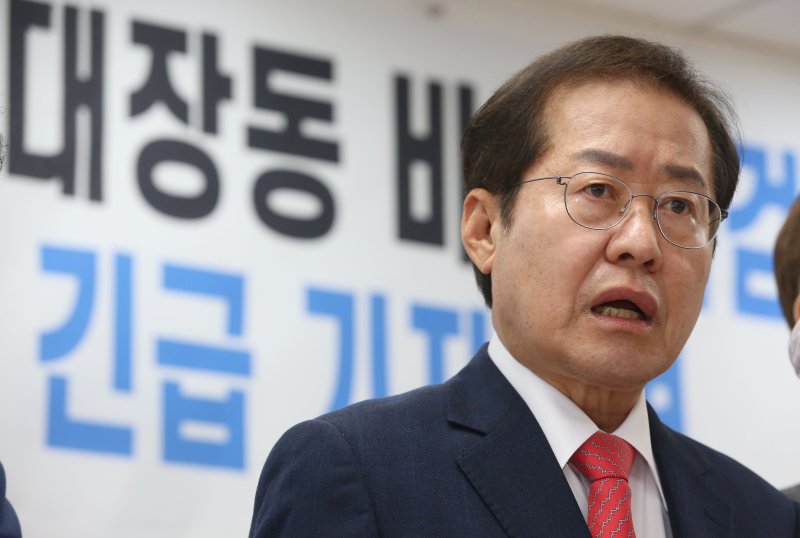 전광훈 놓고 쪼개진 보수..“기독교인의 구국” vs. “개신교 팔아먹는것”