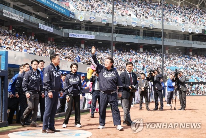 프로야구 개막전 깜짝 시구 마친 윤석열 대통령 (대구=연합뉴스) 안정원 기자 = 윤석열 대통령이 1일 대구 삼성라이온즈파크에서 열린 2023 프로야구 NC 다이노스와 삼성 라이온즈의 개막전에서 시구를 위해 입장하며 관중을 향해 인사하고 있다. 타자는 NC 박민우, 포수는 삼성 강민호. 2023.4.1 jeong@yna.co.kr (끝) /사진=연합뉴스