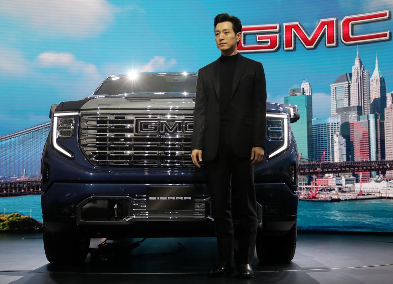 배우 정성일이 지난 2월 7일 오전 서울 서초구 세빛섬에서 열린 제너럴 모터스(GM)의 프리미엄 픽업·SUV 브랜드 ‘GMC’의 첫 번째 모델인 초대형 픽업트럭 시에라(Sierra) 출시행사에 참석해 차량과 함께 포즈를 취하고 있다. 2023.2.7/뉴스1 ⓒ News1 김진환 기자