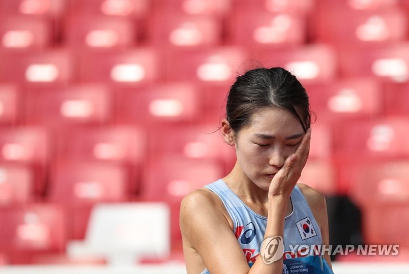 2018년 자카르타·팔렘방 아시안게임에 출전한 최경선 눈물 흘리는 최경선 (자카르타=연합뉴스) 신준희 기자 = 26일 인도네시아 자카르타에서 열린 2018 자카르타-팔렘방 아시안게임 여자 마라톤 경기. 한국 최경선이 4위로 GBK 주경기장 피니시라인을 통과한 뒤 눈물을 닦고 있다. 2018.8.26 hama@yna.co.kr (끝)