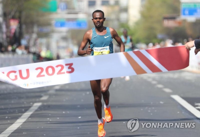 밀키사 멍그샤 톨로사, 대구국제마라톤 1위 밀키사 멍그샤 톨로사, 대구국제마라톤 1위 (대구=연합뉴스) 김현태 기자 = 밀키사 멍그샤 톨로사(에티오피아)가 2일 오전 대구 도심에서 열린 '2023 대구국제마라톤대회' 엘리트 풀코스에 출전해 남자부 1위(2시간 6분 48초)를 기록하며 결승선으로 들어오고 있다. 2023.4.2 mtkht@yna.co.kr (끝)