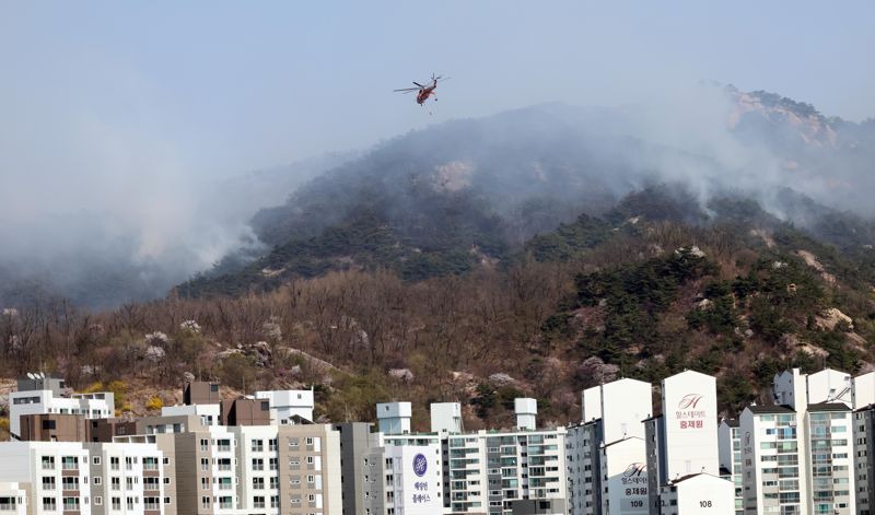 인왕산 화재 진화하는 소방헬기