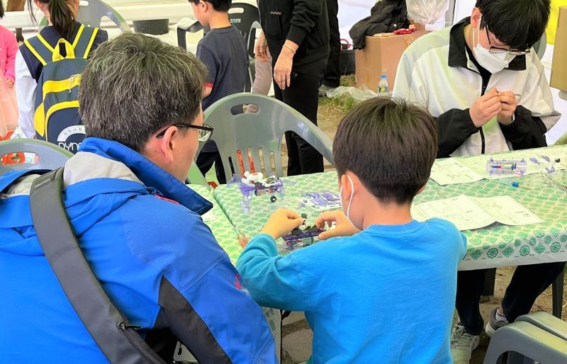 한국마사회 렛츠런파크 부산경남에서 운영한 홍보부스에서 말 로봇을 조립하고 있는 어린이와 학부모 모습./제공=렛츠런파크 부산경남