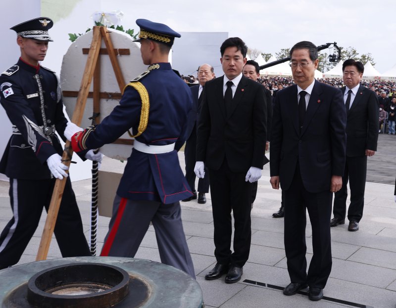 한덕수 국무총리가 3일 오전 제주시 명림로 4·3 평화공원에서 열린 4·3 희생자 추념식에 참석해 참배하고 있다.<div id='ad_body3' class='mbad_bottom' ></div> 연합뉴스