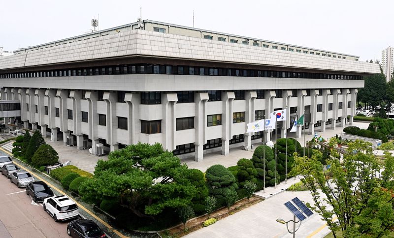 인천시는 도시철도 3호선과 송도검단선 등의 건설사업을 제2차 인천 도시철도망 구축계획에 담기 위한 사업타당성 용역을 실시한다. 사진은 인천시청 전경.