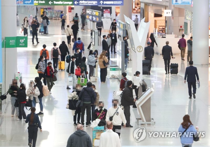 인천국제공항 제1여객터미널 면세구역이 탑승객들로 붐비고 있다. 연합뉴스 제공