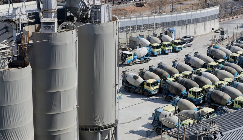 경기 안양시에 위치한 레미콘 공장에 레미콘 트럭이 줄지어 세워져 있다. 사진=뉴스1