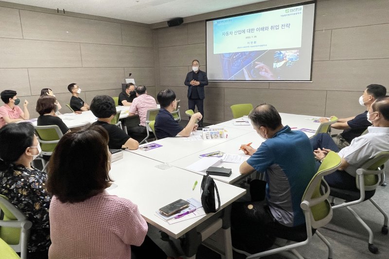 노사발전재단, 퇴직중장년 전문강사 무료 양성