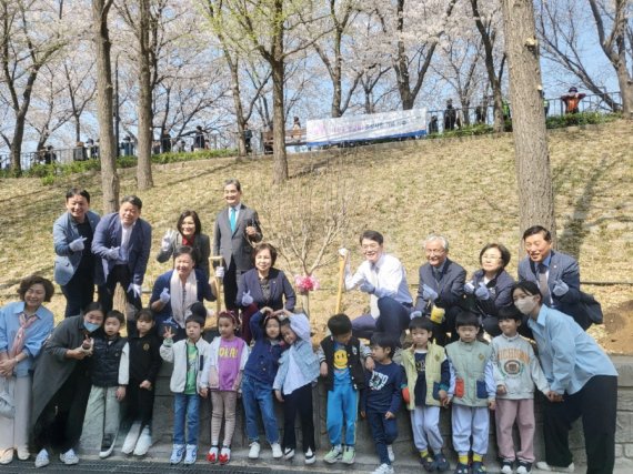 ㈜안드레의바다, 서울 성동구 송정동에 나라꽃(무궁화) 묘목 기부로 ‘탄소중립’ 실현