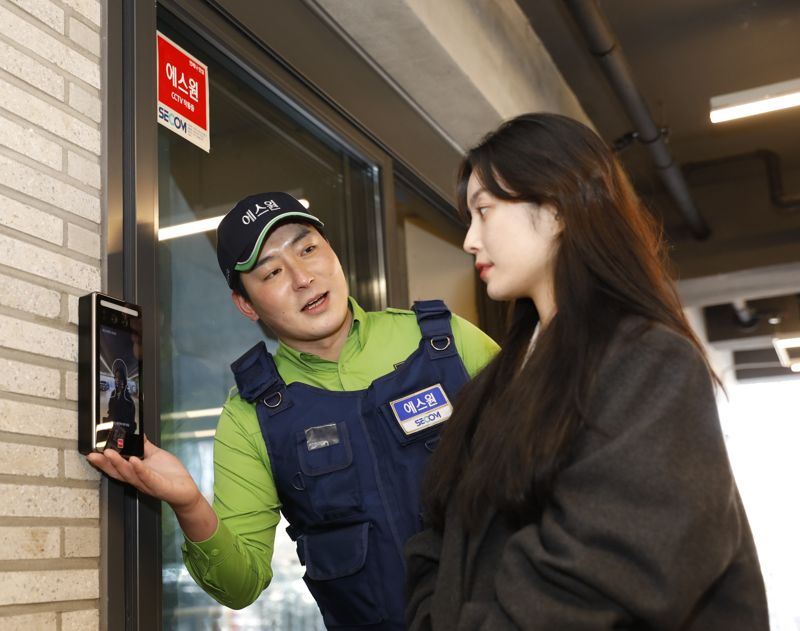 에스원 직원(왼쪽)이 고객에게 얼굴인식리더 2.0의 기능을 설명하고 있다. 에스원 제공.