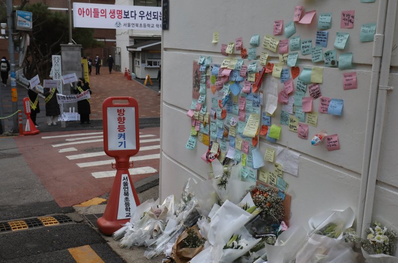 13일 서울 강남의 한 초등학교 앞 어린이보호구역(스쿨존)에서 음주 운전 차량에 치어 숨진 초등학생을 기리는 추모 공간이 마련돼 있다. 2022.12.13/뉴스1 ⓒ News1 송원영 기자 /사진=뉴스1