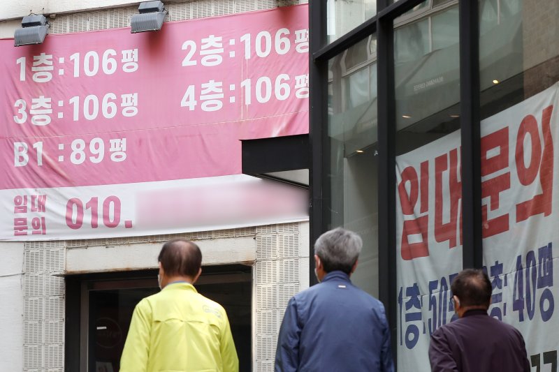 3일 서울 중구 명동의 한 폐업한 상가에 임대 현수막이 걸려 있다. 자영업자들이 받은 대출 규모가 1000조원을 넘어서고 여러 곳에서 대출을 받은 다중채무자 비중도 절반을 넘은 것으로 나타났다. 사진=뉴스1화상