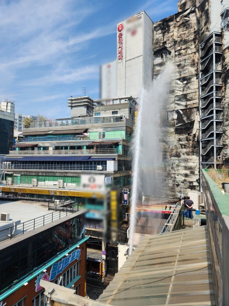 3일 오전 11시51분께 인천시 부평구 부평동 롯데시네마 입점 상가건물 인근에서 화재가 발생, 소방 당국이 대응 1단계를 발령하고 화재를 진압하고 있다.2023.4.3/뉴스1 ⓒ News1 박아론 기자