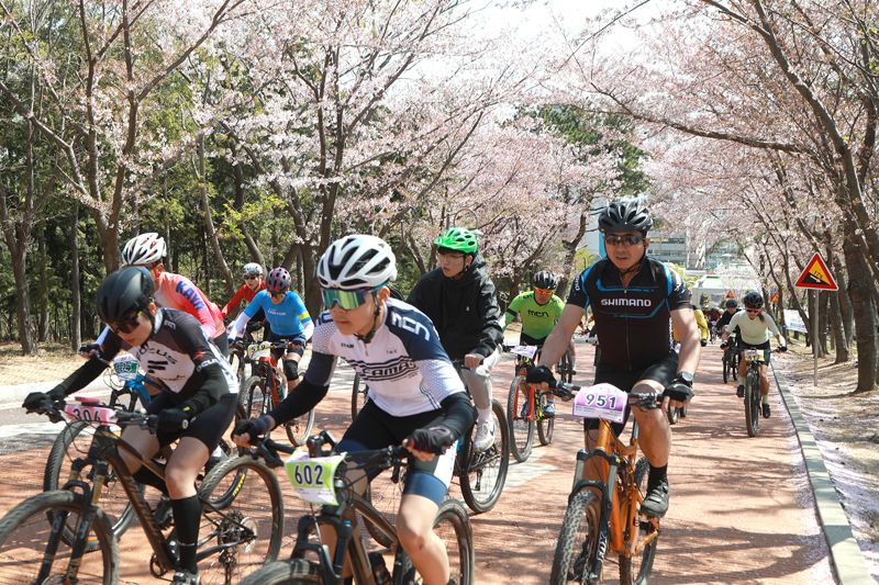 제10회 울산 동구 염포산 전국산악자전거 대회 참가선수들 /사진=울산 동구 제공