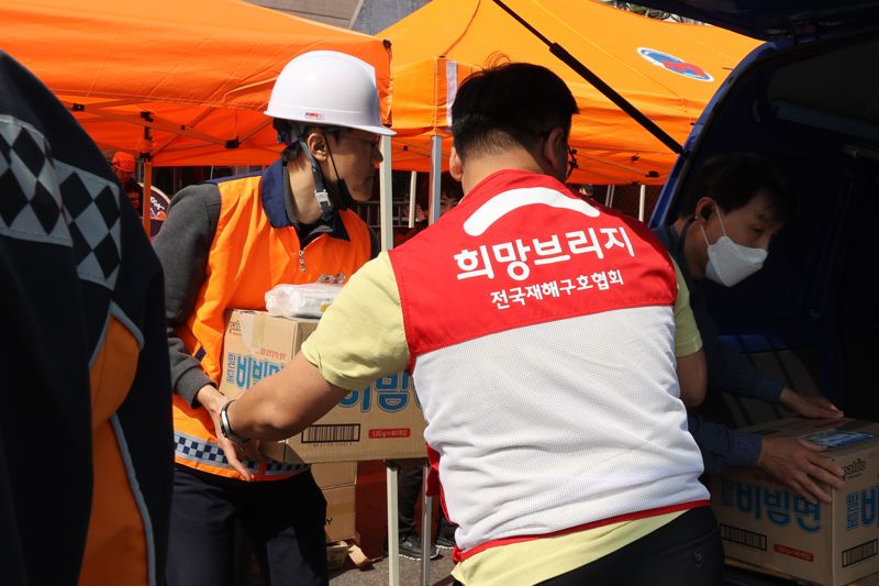 희망브리지 직원이 서울 인왕산 화재 대응 중인 진화 인력을 위해 마련한 식사를 전달하고 있다 /사진=희망브리지