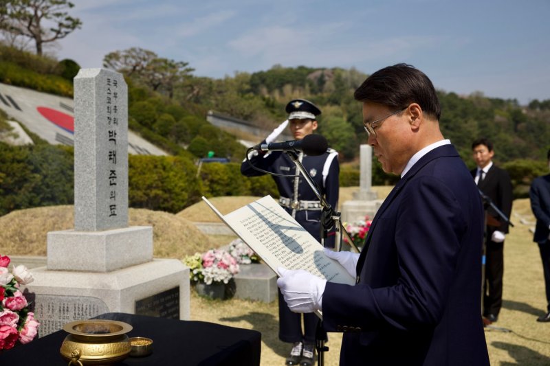 포스코, 창립 55주년 맞아 기념행사 대신 박정희 대통령·박태준 초대회장 묘소 참배