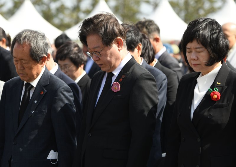 이재명 대표(왼쪽) 등 더불어민주당 지도부는 이날 제주시 추념식 현장에 참석해 묵념을 한 뒤 희생자들을 추모했다. 연합뉴스