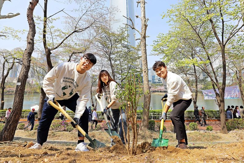 친환경 옷 입고 나무 천 그루 심고..롯데물산, 석촌호수 지킴이 활동