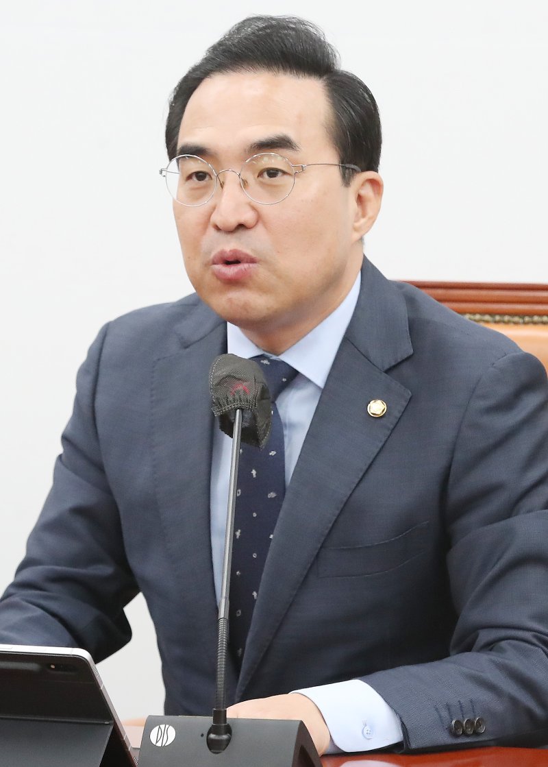 박홍근 더불어민주당 원내대표가 4일 오전 국회에서 열린 원내대책회의에서 모두발언을 하고 있다. 뉴스1