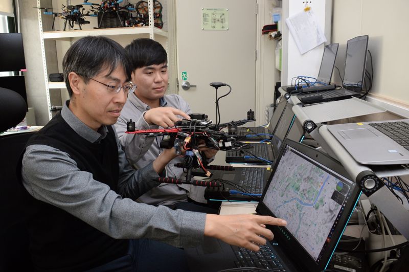 한국전자통신연구원(ETRI) 연구진이 무인기 통신 네트워크(UAAN) 표준에 대해 논의하고 있다. ETRI 제공
