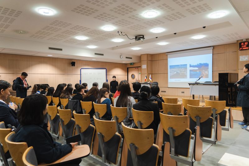 지난달 27일 오후 3시(현지시각) 프랑스 파리 13구 소재 끌로드모네 고등학교에서 약 20명의 프랑스 학생들이 한국어 수업을 듣고 있다. /사진=교육부 제공