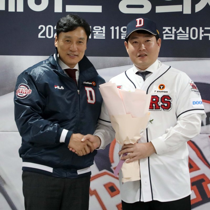 [서울=뉴시스] 김선웅 기자 = 두산 베어스로 이적한 양의지가 11일 서울 송파구 잠실야구장에서 열린 입단식에서 이승엽 감독과 기념촬영을 하고 있다. 2023.01.11. mangusta@newsis.com