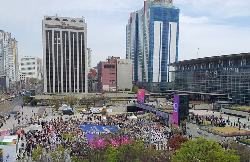 부산 전역서 ‘엑스포 실사단’ 환영의 물결 넘실거린다