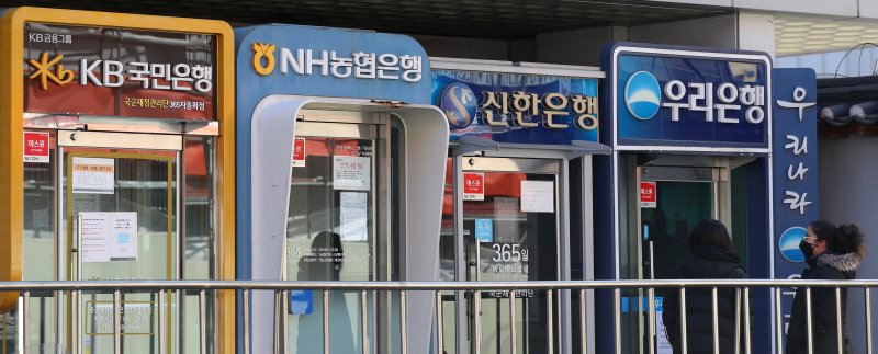 6일 금융권에 따르면 4대 금융지주의 지난해 당기순이익이 15조원에 육박하는 것으로 알려졌다. 금리 상승 속 대출금리와 예금금리의 예대마진에 따른 신한, 우리, 하나, KB국민 등 4대 금융지주의 이자수익이 늘어난 점이 주요 요인으로 꼽힌다. 사진은 이날 서울 시내에 은행 ATM 기계가 나란히 설치된 모습. 2022.02.06./사진=뉴시스