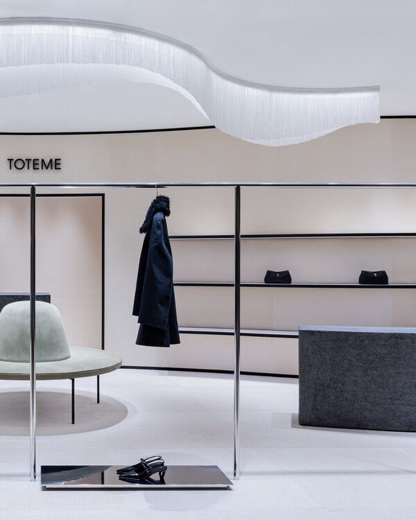 한섬이 국내에 독점 유통하고 있는 스웨덴 패션 브랜드 '토템' 현대백화점 압구점본정 매장.