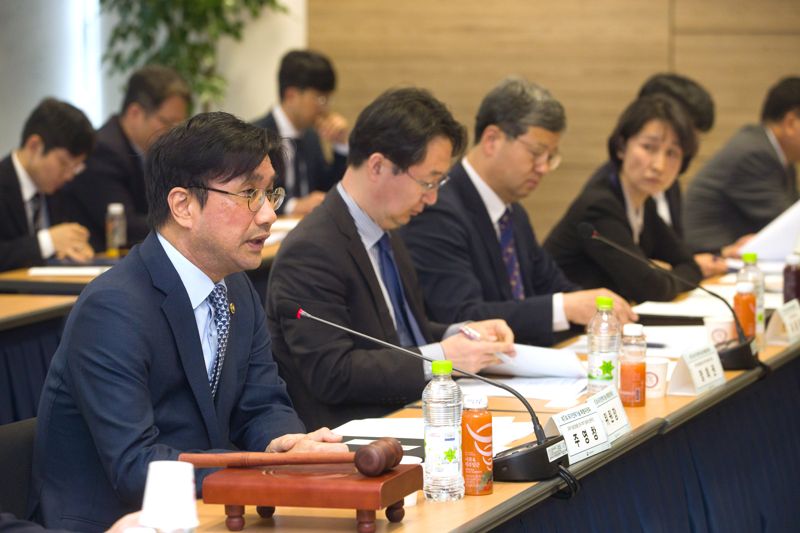 주영창 과학기술정보통신부 과학기술혁신본부장(왼쪽 첫번째)이 4일 서울 종로구 국가과학기술자문회의 대회의실에서 열린 '제1회 국가전략기술특별위원회'에서 국가전략기술 R&D 프로젝트 선정에 대해 설명하고 있다. 과기정통부 제공