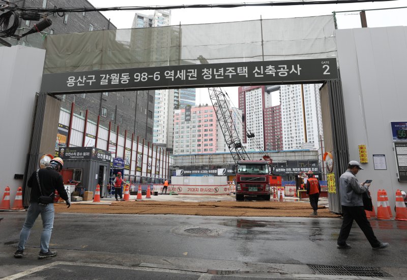 (서울=뉴스1) 신웅수 기자 = 서울시가 역세권 청년주택을 전면 개편해 2030년까지 서울 시내에 청년안심주택 총 12만 가구를 공급할 예정이다. 여기에 지하철 인근으로 한정됐던 사업대상지를 버스를 통해 접근할 수 있는 간선도로변까지 넓힐 방침이다. 서울시는 4일 역세권 청년주택 사업을 개편하는 '청년안심주택 추진방안'을 밝혔다. 역세권 청년주택은 지하철역 350m 이내 대중교통 이용이 편리한 지역에 위치한 데다 시세보다 낮은 임대료로 최장 10년까지 살 수 있어 그동안 청년층으로부터 큰 관심을 받았다. 사진은 4일 서울 용산구 갈
