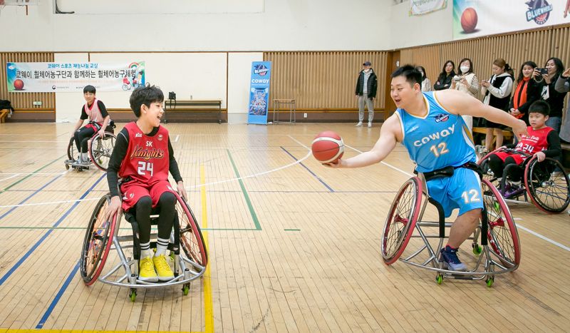 휠체어농구단 이끄는 코웨이, SK나이츠와 '우정의 교류'
