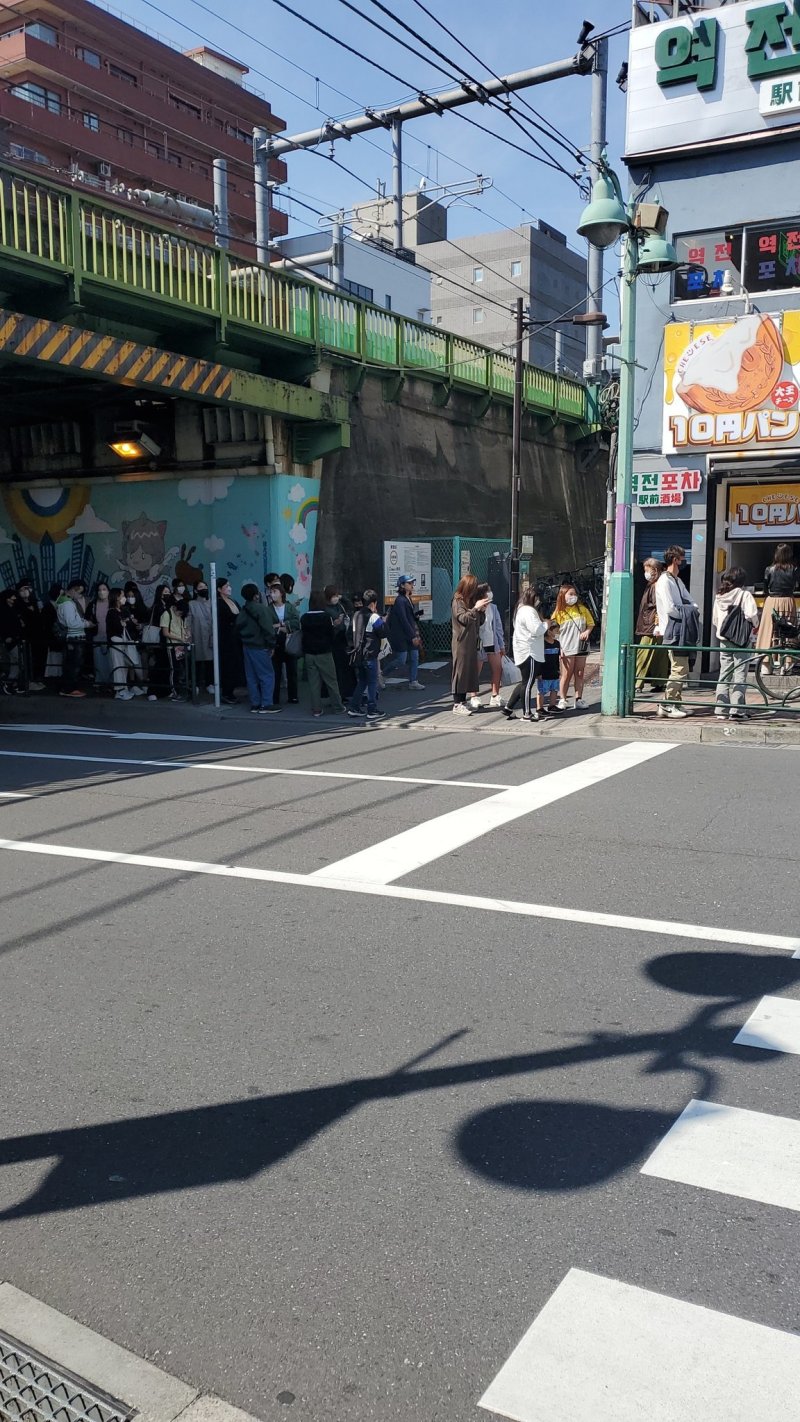 일본 도쿄 신오쿠보의 10엔빵 가게 앞에 손님들이 길게 줄을 서고 있다. (출처 : 트위터 @@poppin_yugeun)