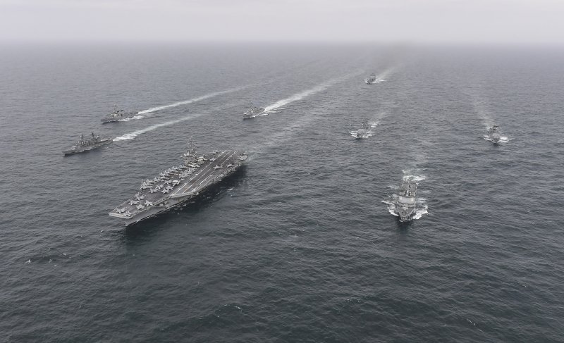 한미 해군과 일본 해상자위대 함정이 4일 제주남방 공해상에서 해상훈련을 하고 있다. 이번 훈련에서 한미 해군과 일본 해상자위대는 북한의 고도화되는 SLBM 등 수중위협에 대한 한미일의 대응 능력 향상을 위한 대잠전과 재해재난 대응 및 인도적 지원을 위한 수색구조훈련을 실시했다. 사진은 한국 해군 율곡이이함(DDG-992), 미국 해군 니미츠함(CVN-68), 일본 해상자위대 우미기리함(DD-158) 훈련 모습. 사진=해군 제공