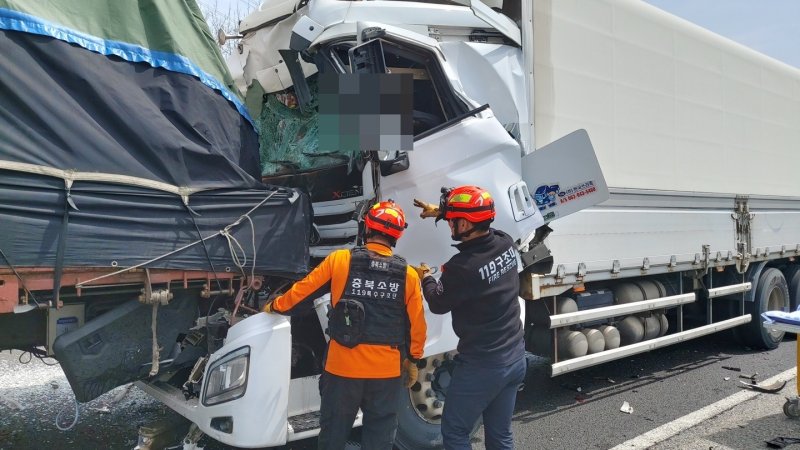 4일 낮12시30분쯤 청주시 흥덕구 강내면 경부고속도로 상행선 청주 IC 인근에서 화물차 3중 추돌 사고가 발생해 소방당국이 구조 작업을 벌이고 있다.(청주서부소방서 제공)/2023.04.04./뉴스1
