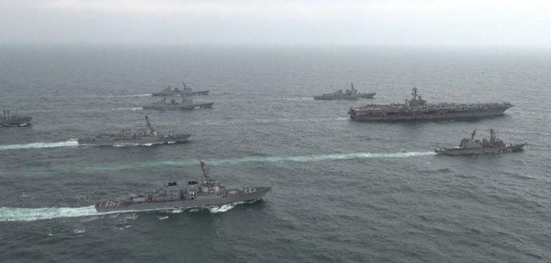 한미 해군과 일본 해상자위대 함정이 2023년 4월 4일 제주남방 공해상에서 해상훈련을 하고 있다. 사진=해군 제공