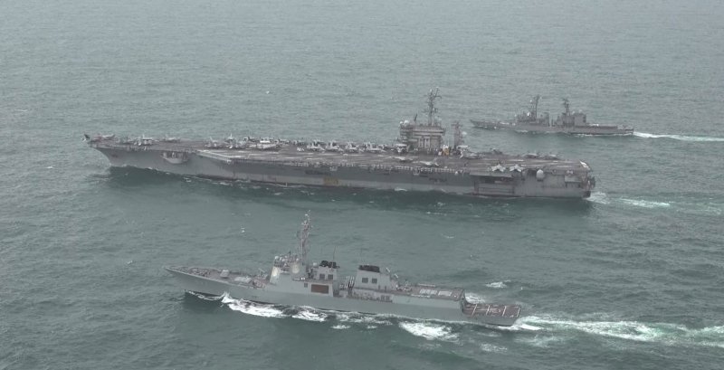 한미 해군과 일본 해상자위대 함정이 4일 제주남방 공해상에서 해상훈련을 하고 있다.<div id='ad_body3' class='mbad_bottom' ></div> 사진=연합뉴스