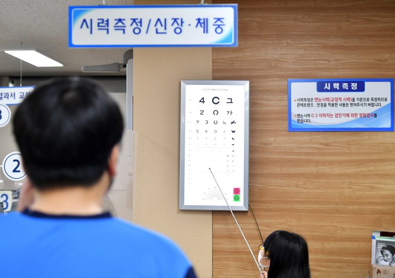 [수원=뉴시스] 김종택 기자 = 2023년도 첫 병역판정검사가 열린 1일 경기도 수원시 팔달구 경인지방병무청에서 검사 대상자들이 신체 검사를 받고 있다. 사진은 기사와 직접 관련이 없습니다. (사진=공동취재사진) 2023.04.0.4 photo@newsis.com