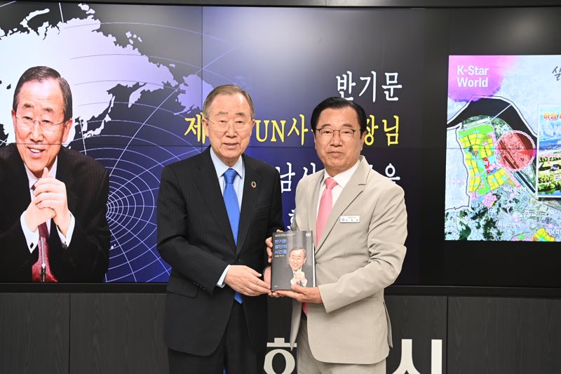 반기문 전 UN사무총장(왼쪽)이 강연을 마친 뒤 이현재 경기 하남시장과 기념촬영을 하고 있다. 사진=하남시